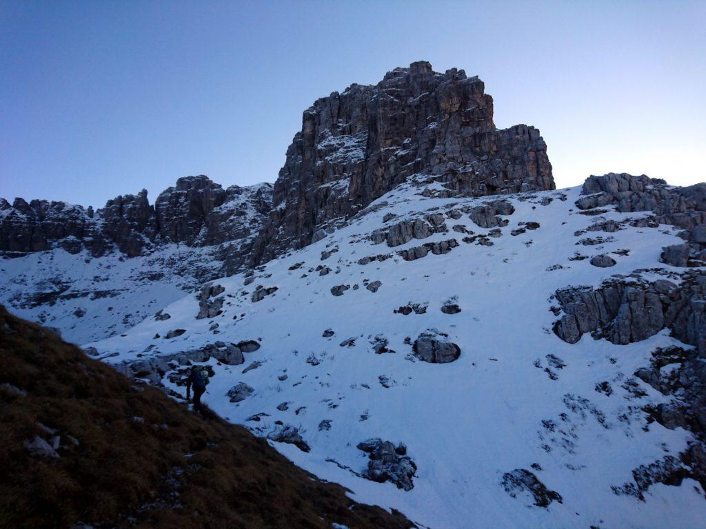 l'attacco della cresta si trova sul pendio nevoso visibile a destra, sotto le rocce verticali