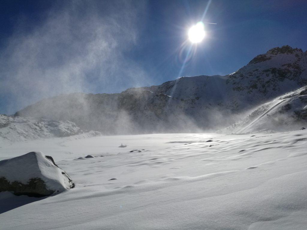 il vento solleva la neve, che è polverosa, quasi impalpabile (difatti affondano anche le ciaspole)