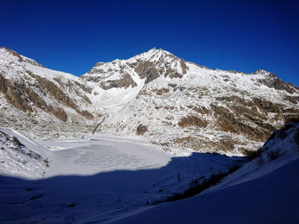 saliamo lungo il sentiero, il lago di Cornisello visto dall'alto, sullo sfondo il passo di Scarpacò