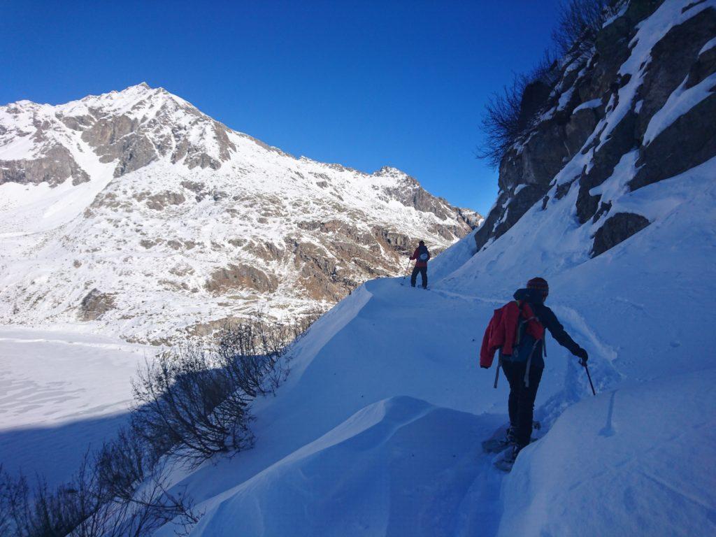 qui la strada in estate battuta lascia il posto ad un sentiero, quindi gli accumuli di neve si fanno importanti rendendo un pò più difficoltoso il cammino