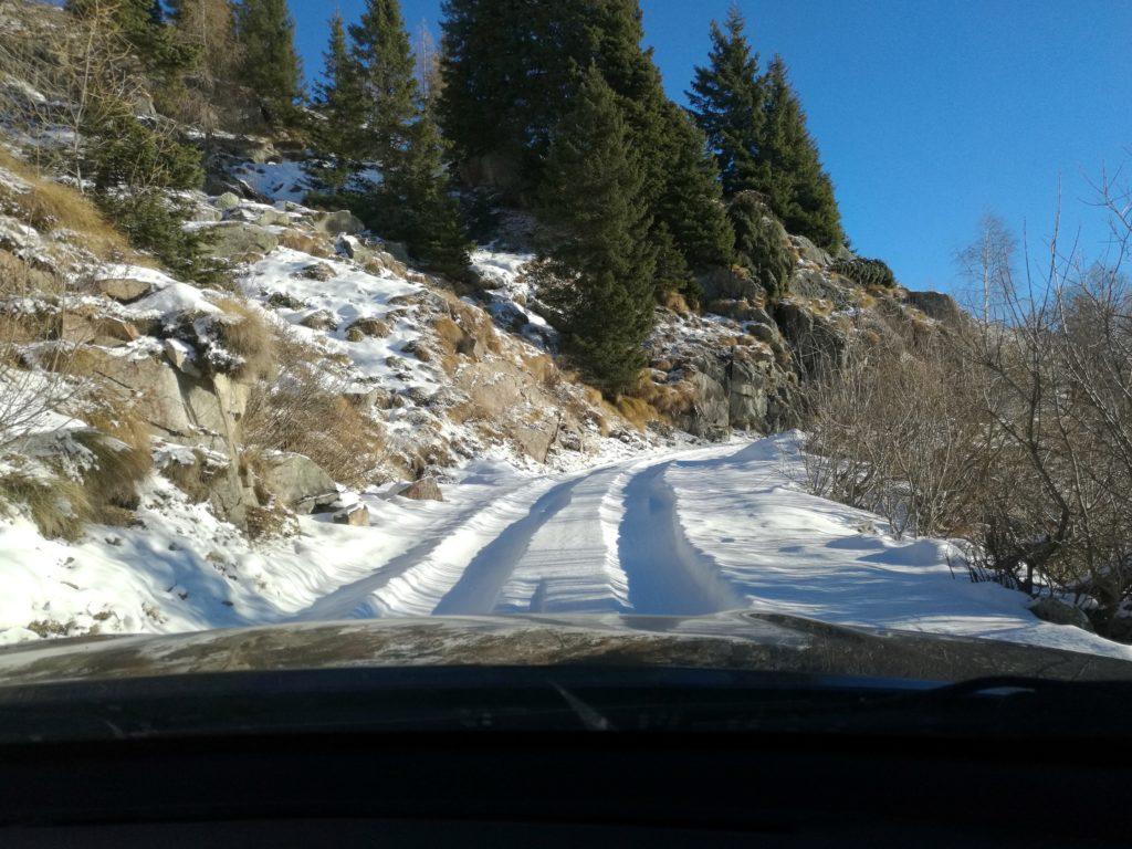 la strada che risale la Val Nambrone: c&#039;è neve ma anche tracce di precedenti passaggi