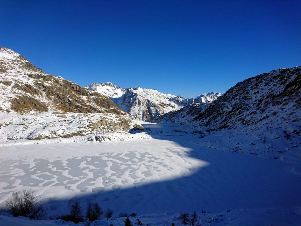 guardando verso la Val Nambrone, sullo sfondo il Rifugio Cornisello