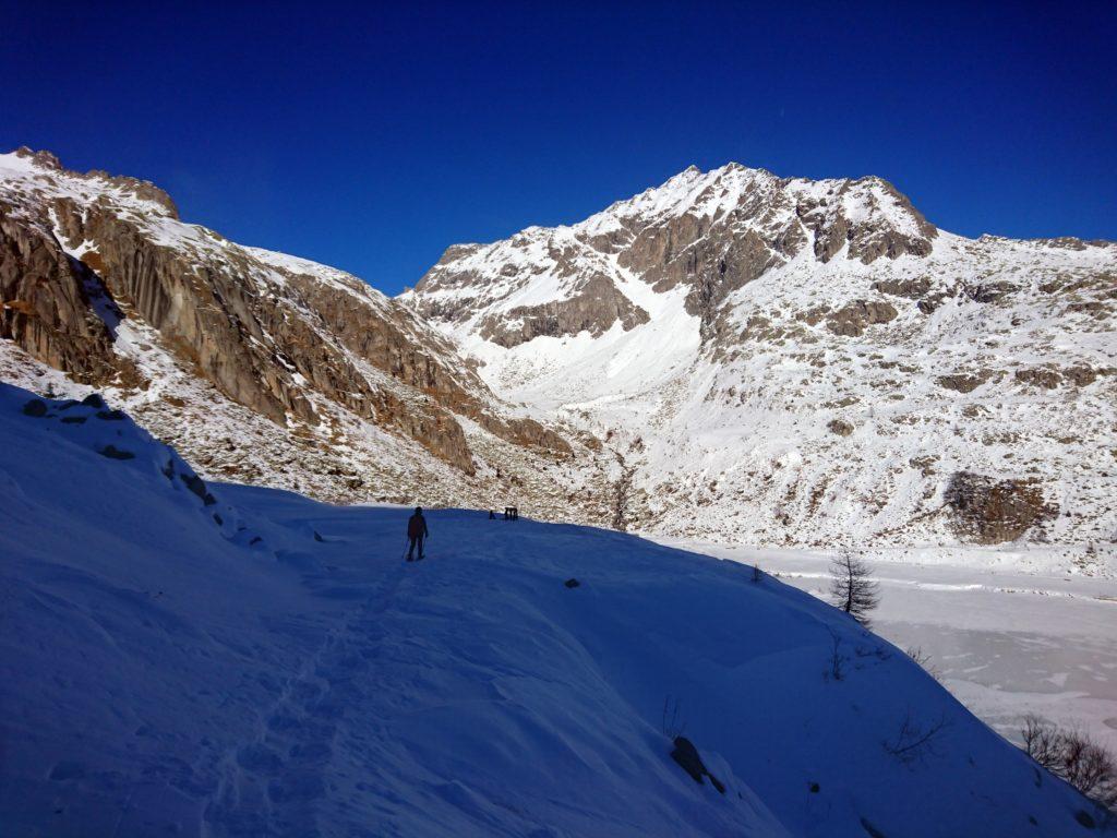 ci tocca tornare indietro: gli accumuli di neve in corrispondenza di un canalino non promettevano nulla di buono