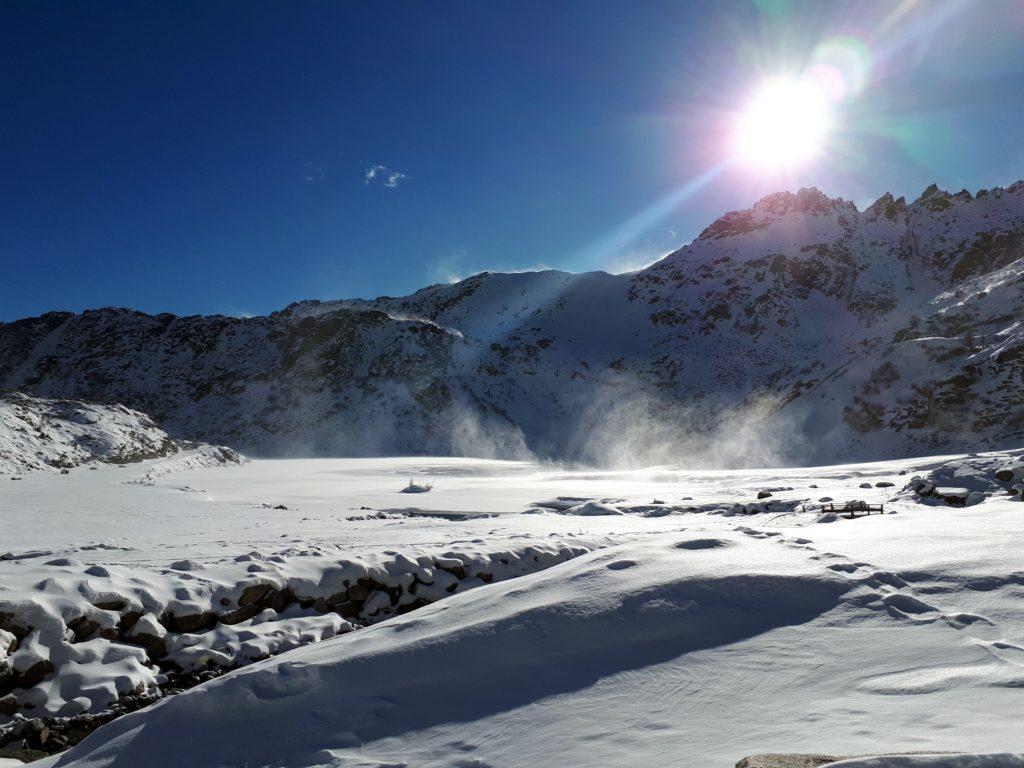 il vento mano a mano che si va avanti nella giornata diventa sempre più insistente: qui soffia sul lago ghiacciato, alzando palate di neve