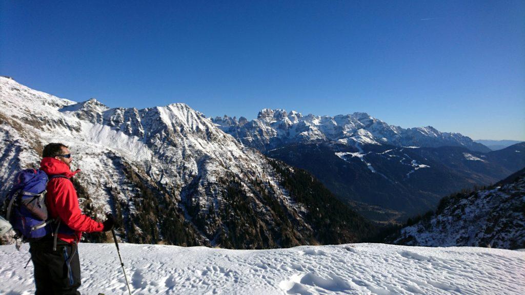 la bellissima terrazza con vista proprio sotto il rifugio Cornisello