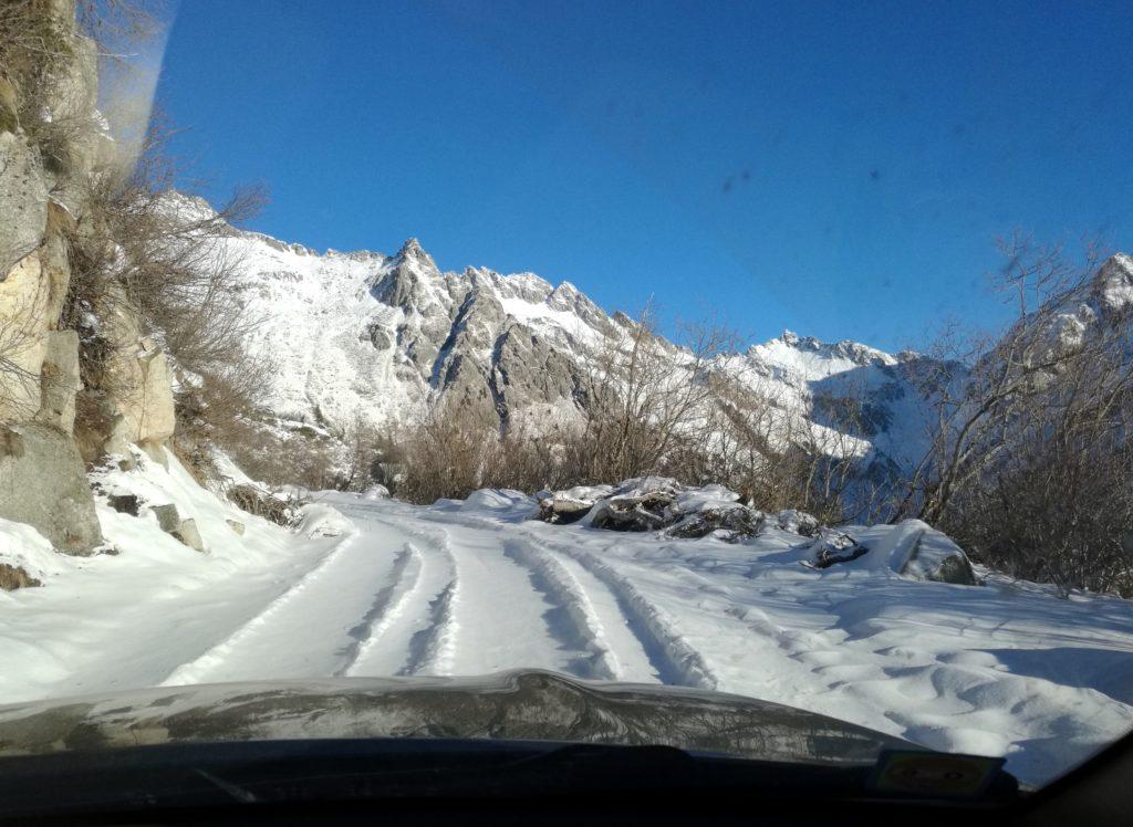 la strada che risale la Val Nambrone: a breve, dopo esserci impantanati, saremo costretti ad un rapido dietro front!