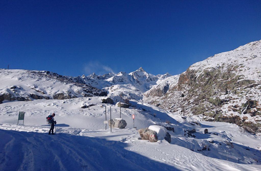 prendiamo la strada bassa che costeggia i laghi di Cornisello, stando alla loro sinistra. Ancora non sappiamo dove ci porterà questa gita, ma la meta e la parte alta della valle al di sotto della montagna appuntita che si vede sullo sfondo, la cima Cornisello