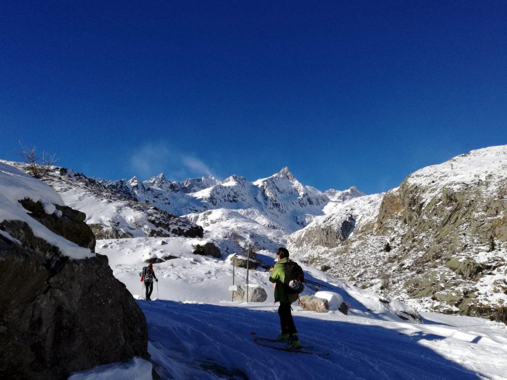 c'è un bel vento: basta vedere i pennacchi di neve che si alzano dalle cime