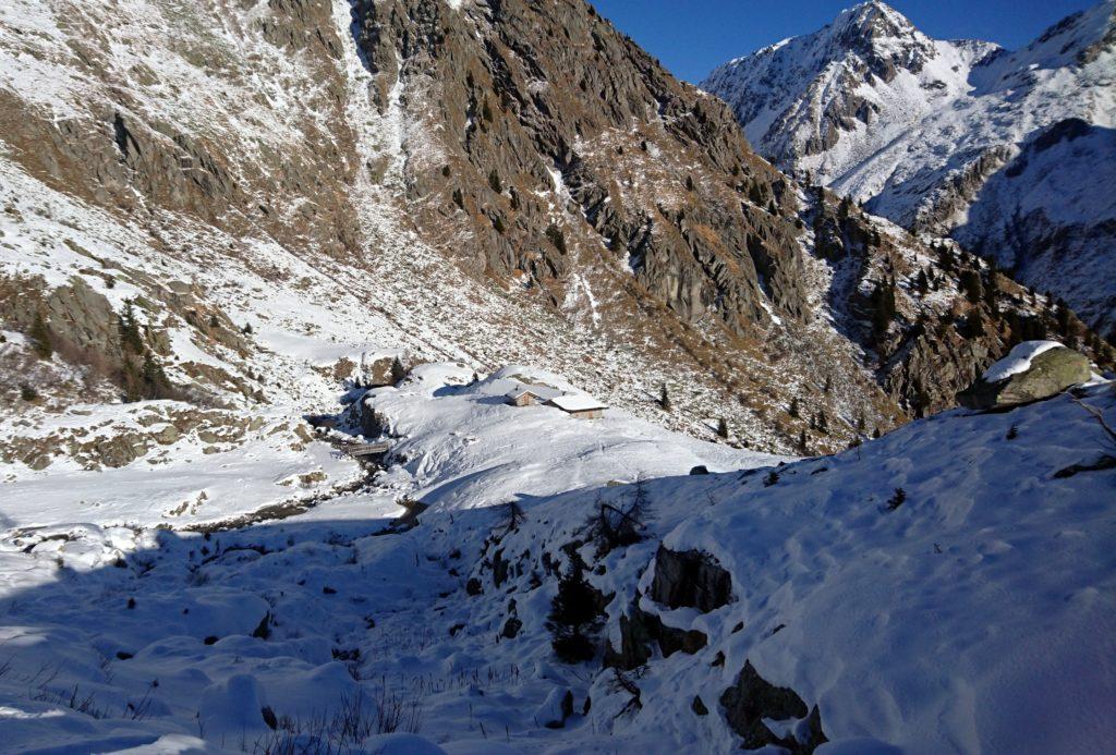 le baite basse di Cornisello, semi sommerse dalla neve