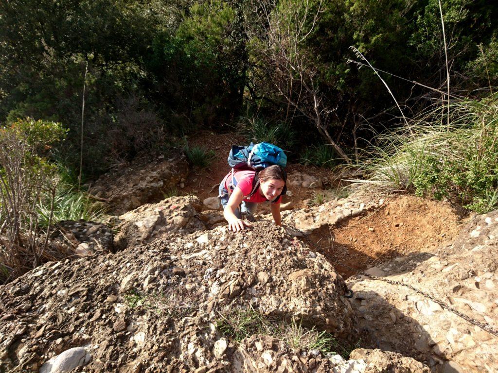 qualche semplicissima roccetta (onnipresenti le catene, il sentiero può essere percorso anche da bambini, con la supervisione degli adulti)