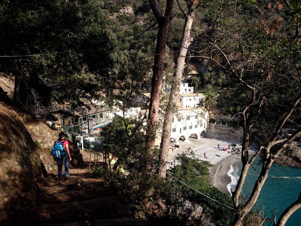 San Fruttuoso, che si scorge solo al termine della discesa