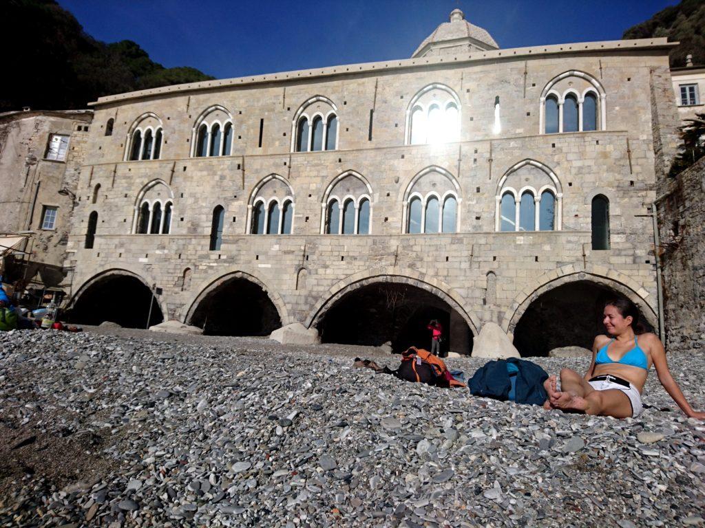 sole invernale, sullo sfondo il portico dell'abbazia