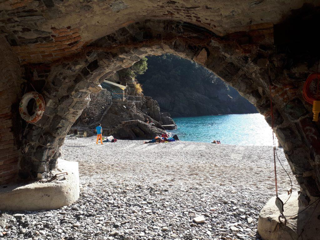 il portico dell&#039;abbazia, che si affaccia direttamente sulla spiaggetta