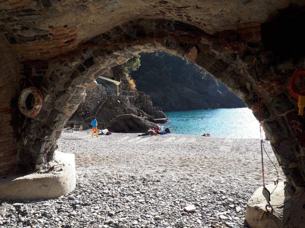 il portico dell'abbazia, che si affaccia direttamente sulla spiaggetta