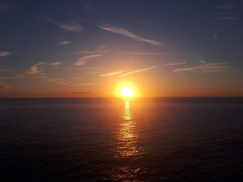 tramonto spettacolare visto dalla piazzetta dell&#039;Assunta, isola di Camogli