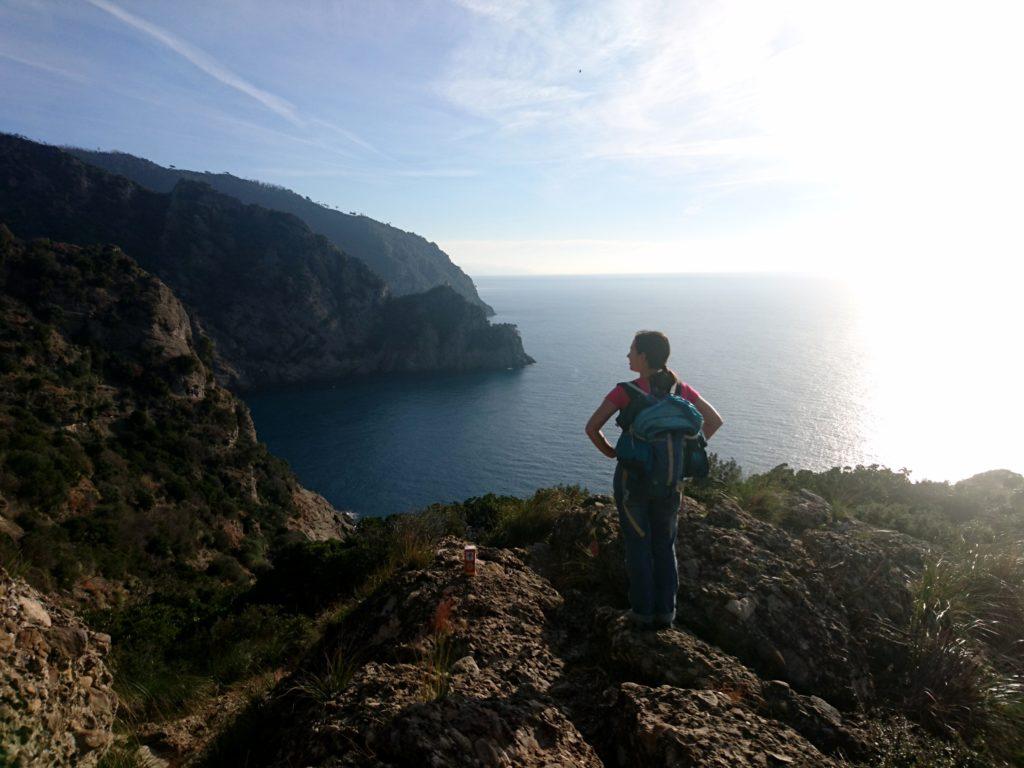 la vista spazia verso l'orizzonte dove cielo e mare si fondono