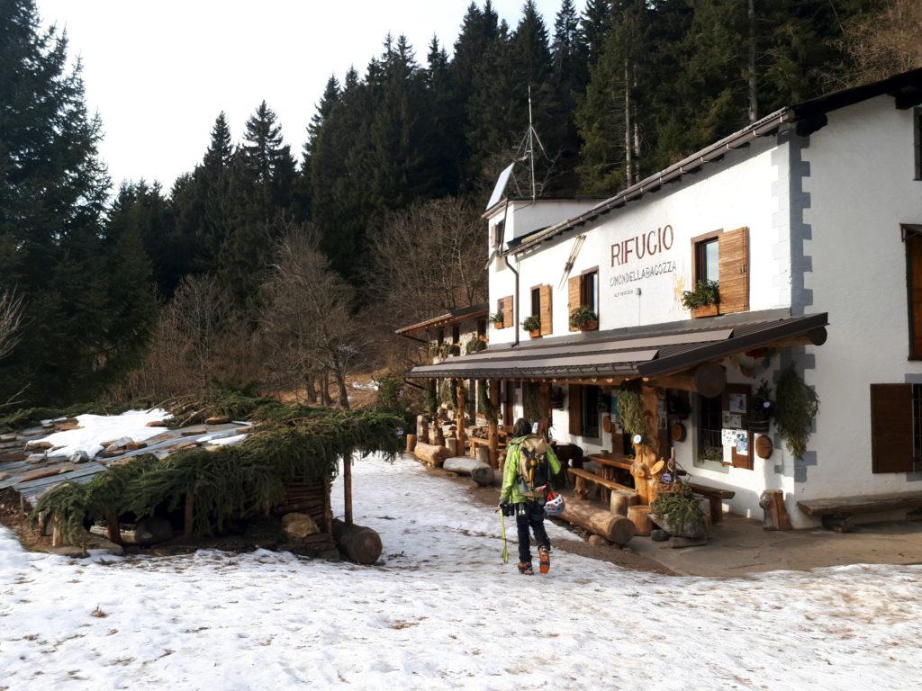 E&#039; ancora ora di pranzo. Ne approfittiamo per fermarci al bel rifugio Cimon della Bagozza che è sempre aperto