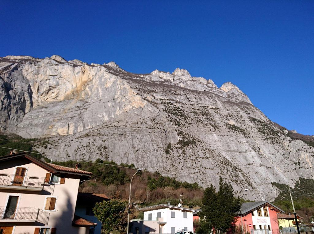 L'enorme parete delle placche zebrate vista dal parcheggio