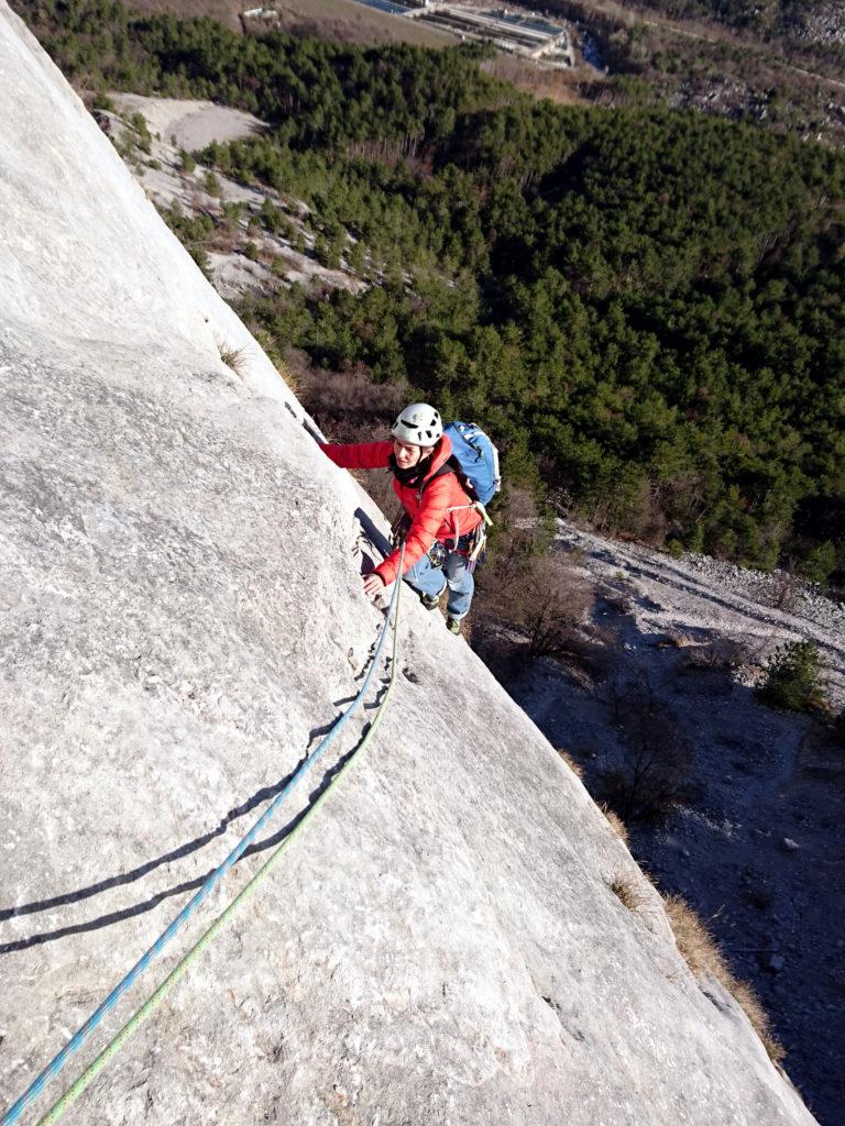 Erica in cerca di appigli sul placcoso finale del secondo tiro