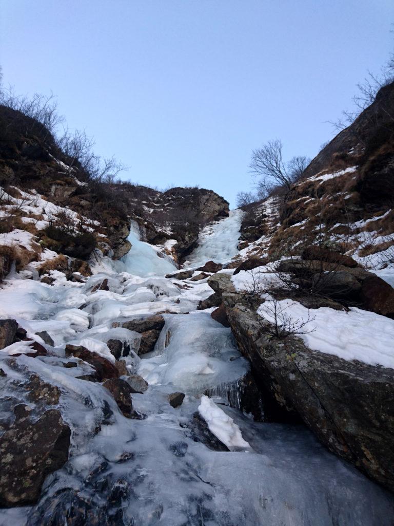 L'attacco della cascata. Nei primi metri si cammina