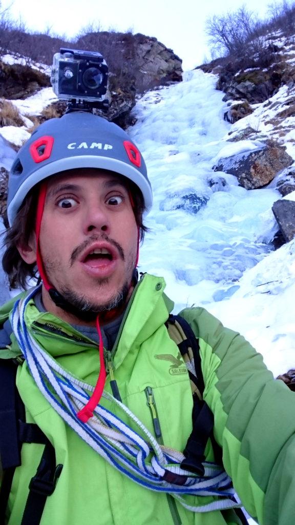 Selfie pagliaccio all'attacco della cascata