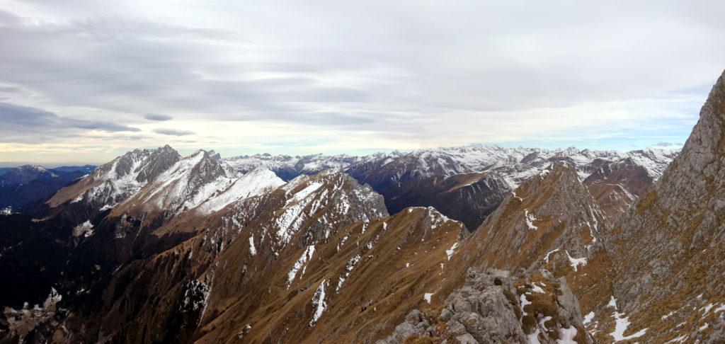 Panoramica delle creste che delimitano la val di Scalve