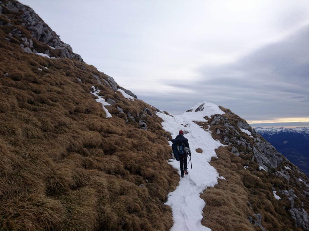 Per andare in vetta decidiamo di traversare per erba e neve fino alla cresta sud