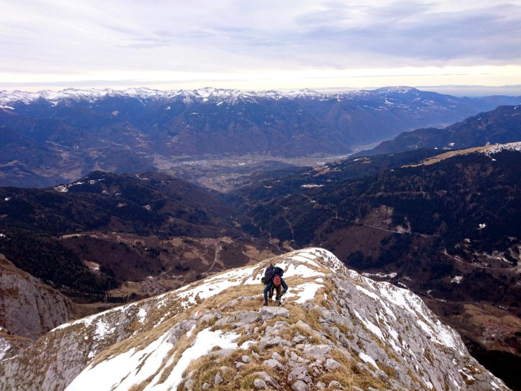 Erica risale la cresta sud con la val Camonica sullo sfondo