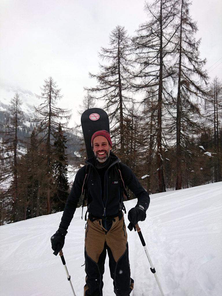 Samu sorridente lungo la risalita del boschetto