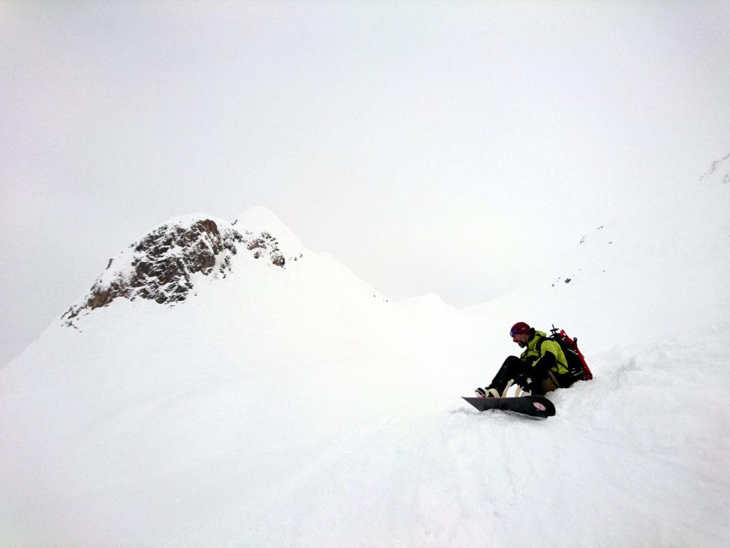 La nostra cima sullo sfondo e Samu che riattacca la tavola dopo il breve pianoro sotto la cima