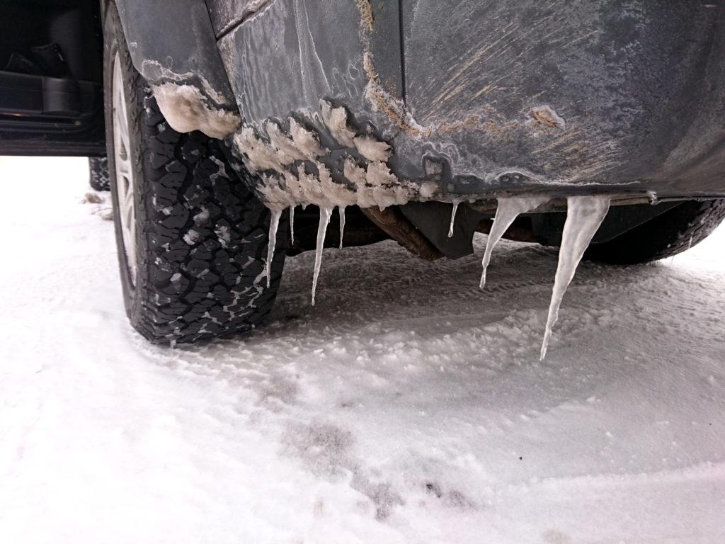 Stalattiti di ghiaccio sotto la nostra macchina