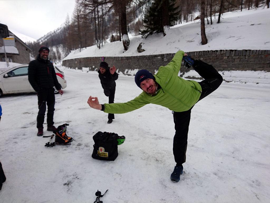 Un po' di stretching acrobatico e tutti a casa!