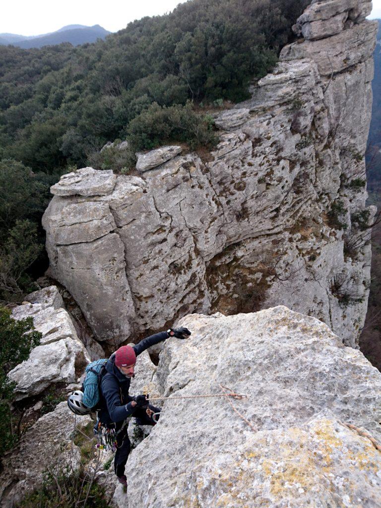 Per raggiungere la statua sono state allestite due corde fisse che aiutano a non finire di sotto