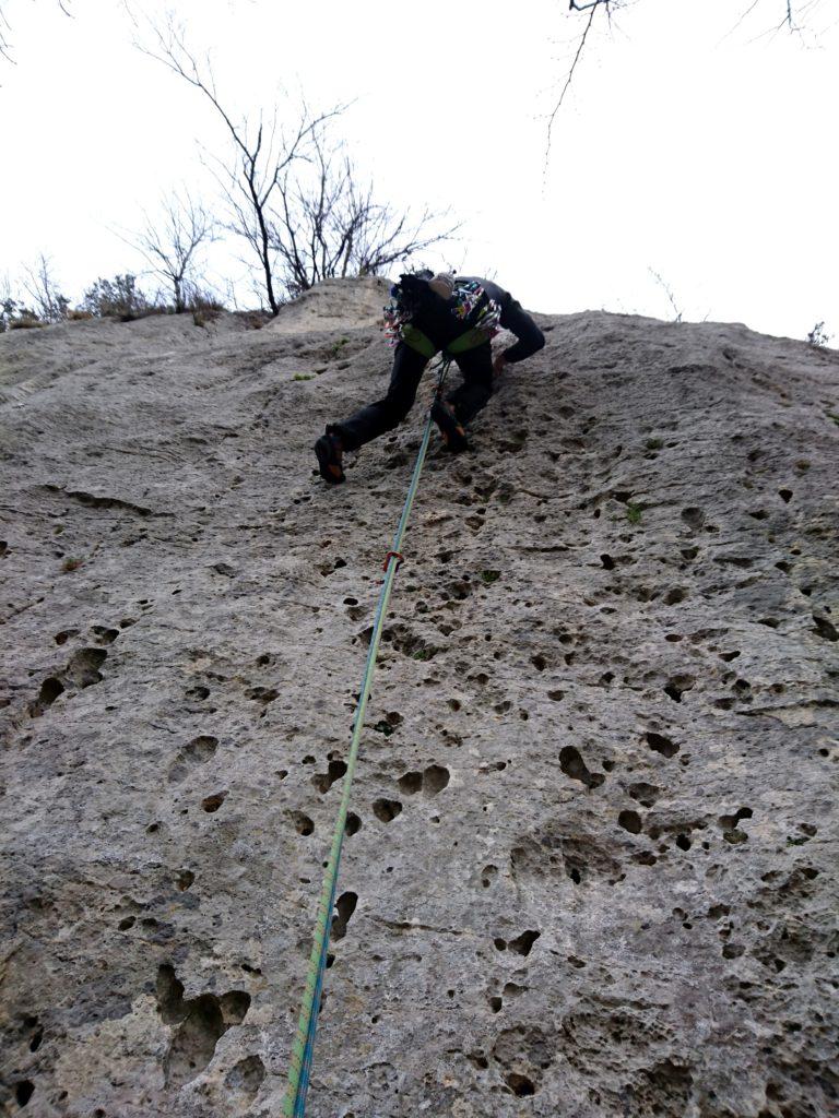 Samu attacca il pezzo più duro del primo tiro della via la torre (quello unto)