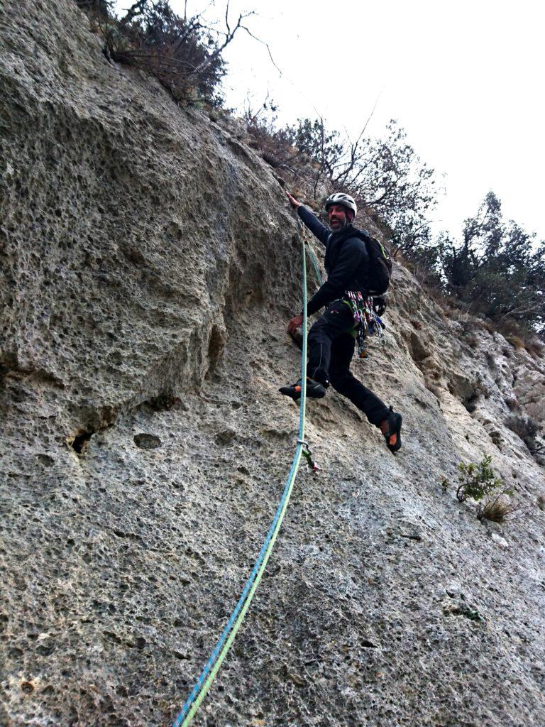 Lo strapiombino di 5b del secondo tiro. Samu ride dopo aver trovato LA ZAPPA per la mano destra ;)