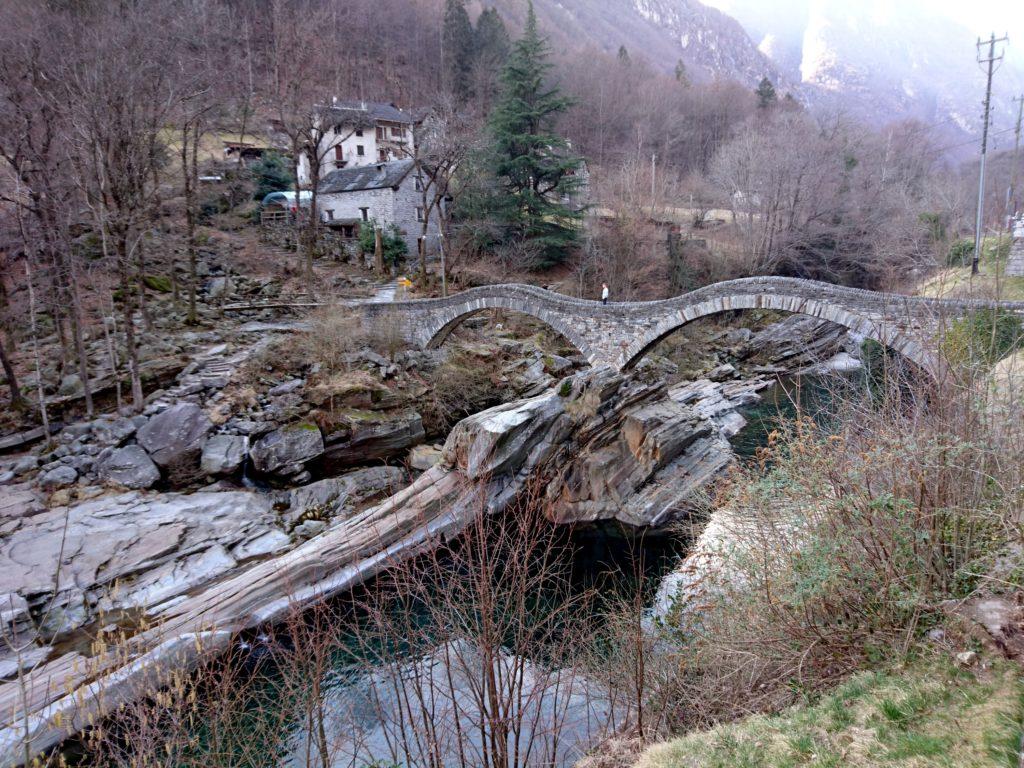 il "ponte dei salti", a Lavertezzo, di origine romanica e ricostruito nel 1960