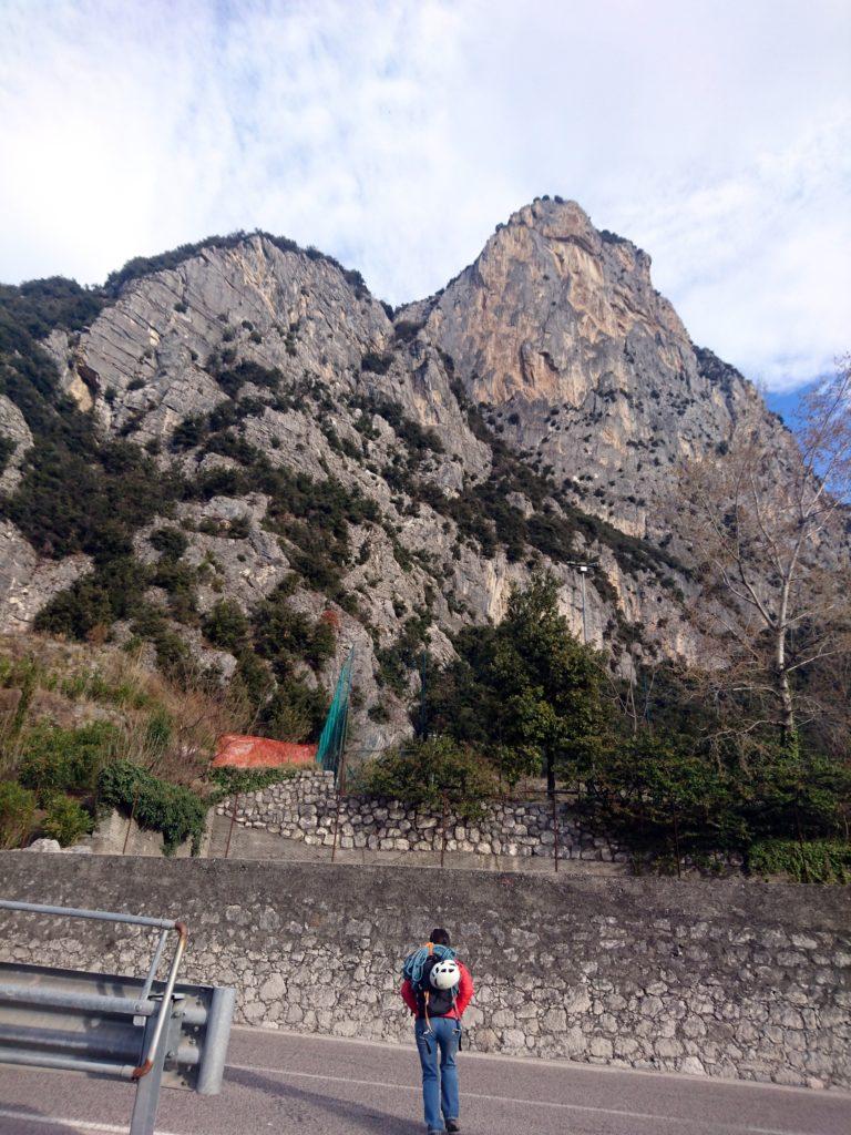 Per raggiungere la via, dal parcheggio attraversare la strada e prendere verso la centrale Enel