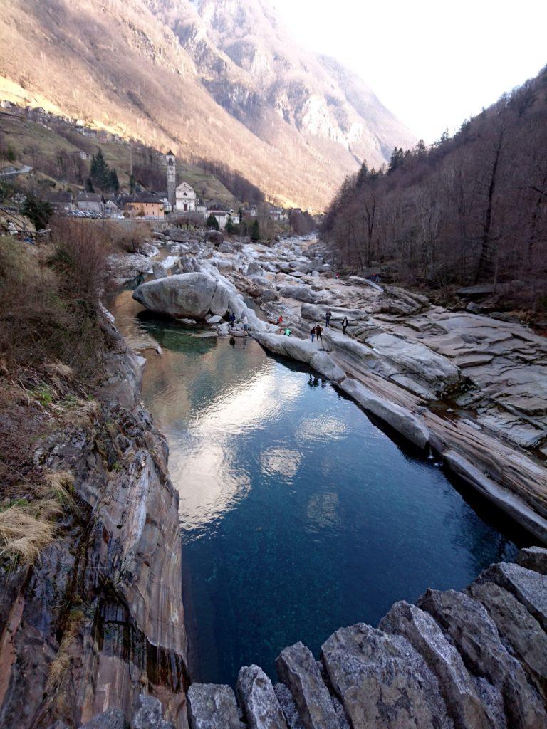 vista verso valle da sopra il ponte: qui sotto l'acqua sembra essere abbastanza alta (cosa che non giustifica il rischio che si corre a buttarsi da qui, a meno che non si sappia ciò che si fa)