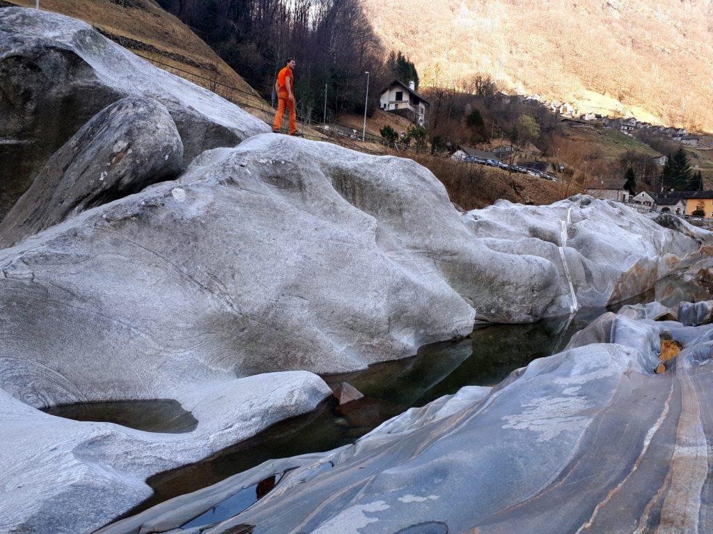 rocce ondulate e lavorate dall'acqua, che sembrano seta