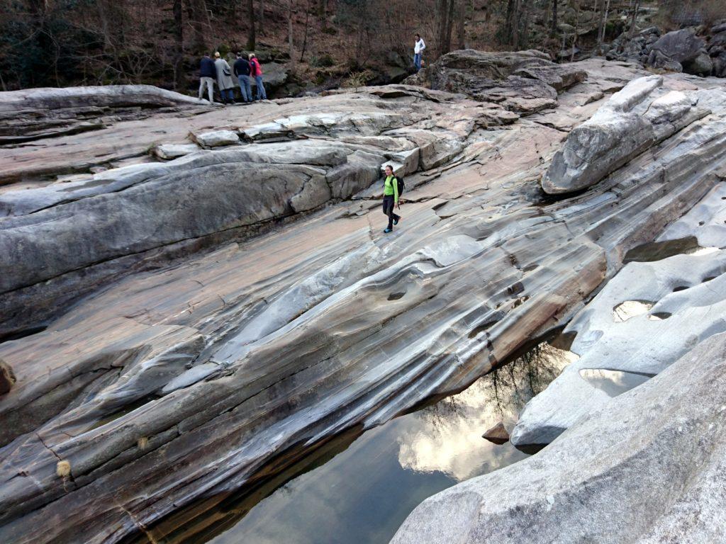 rocce ondulate e lavorate dall'acqua, che sembrano seta