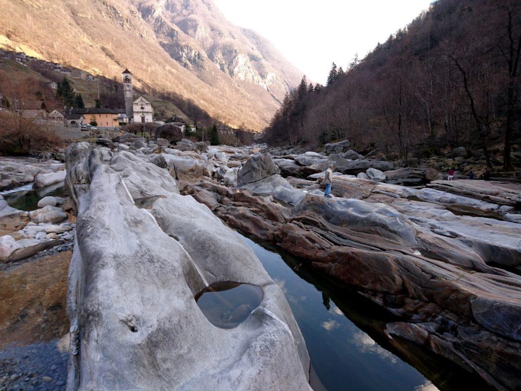 rocce ondulate e lavorate dall'acqua, che sembrano seta