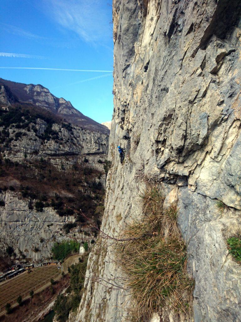 La bella placca centrale della via Amazzonia, subito accanto alla nostra. Ma anche la nostra in questo pezzo è bella dritta ;)