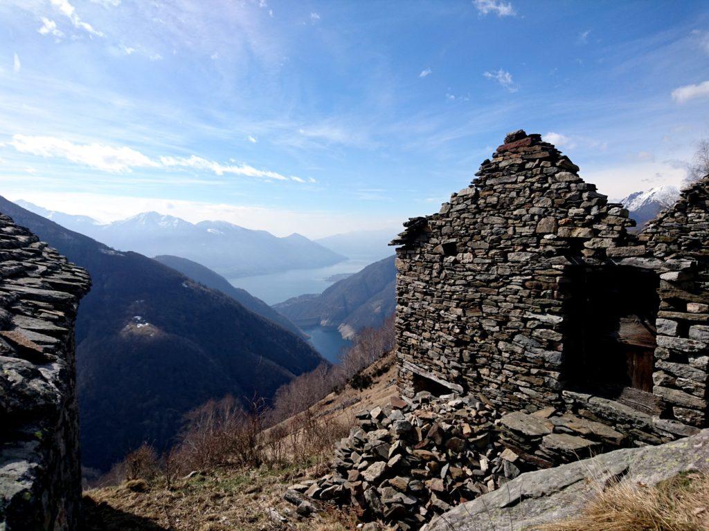 vista da sopra Odro verso l'invaso artificiale della Val Verzasca, dietro ancora il Lago Maggiore