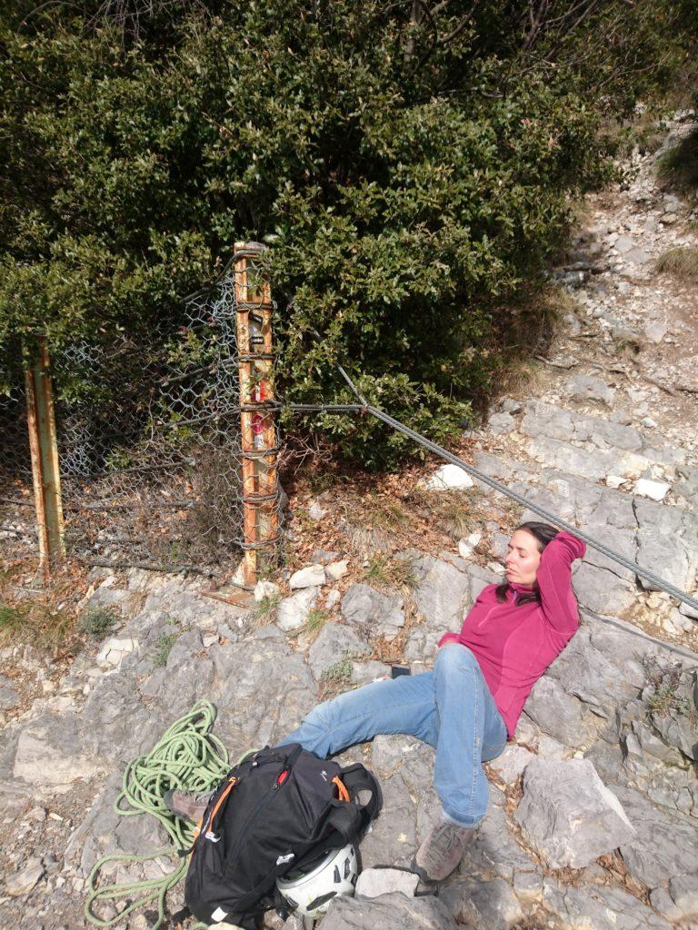 Erica con sigaretta relax al termine della via, nello spiazzo vicino ai paravalanghe