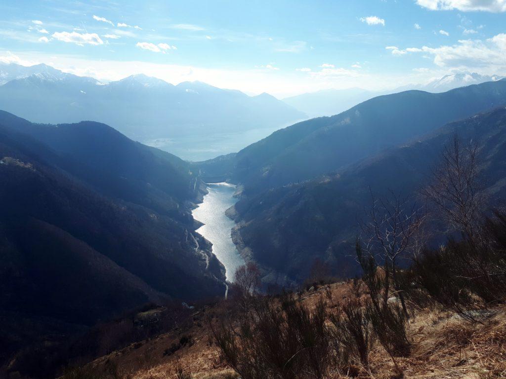 il lago artificiale creato dalla diga sul fiume Verzasca