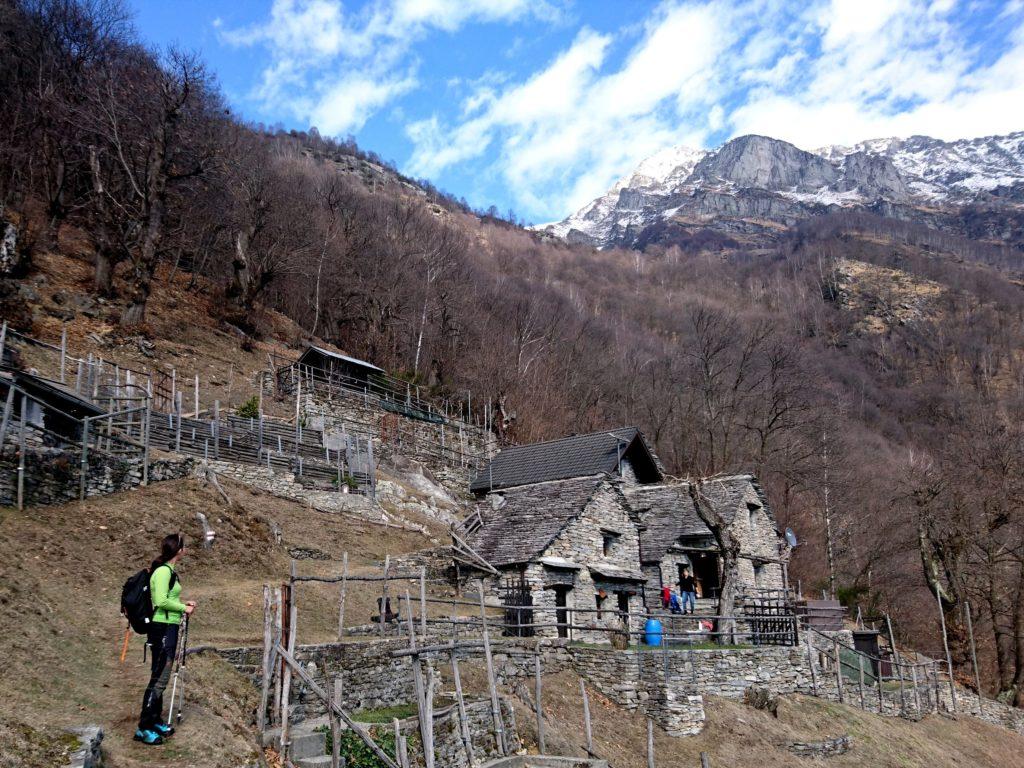 siamo quasi di nuovo a valle: qui qualcuno sta già iniziando a dare una rinfrescata alla casetta in previsione dell'estate