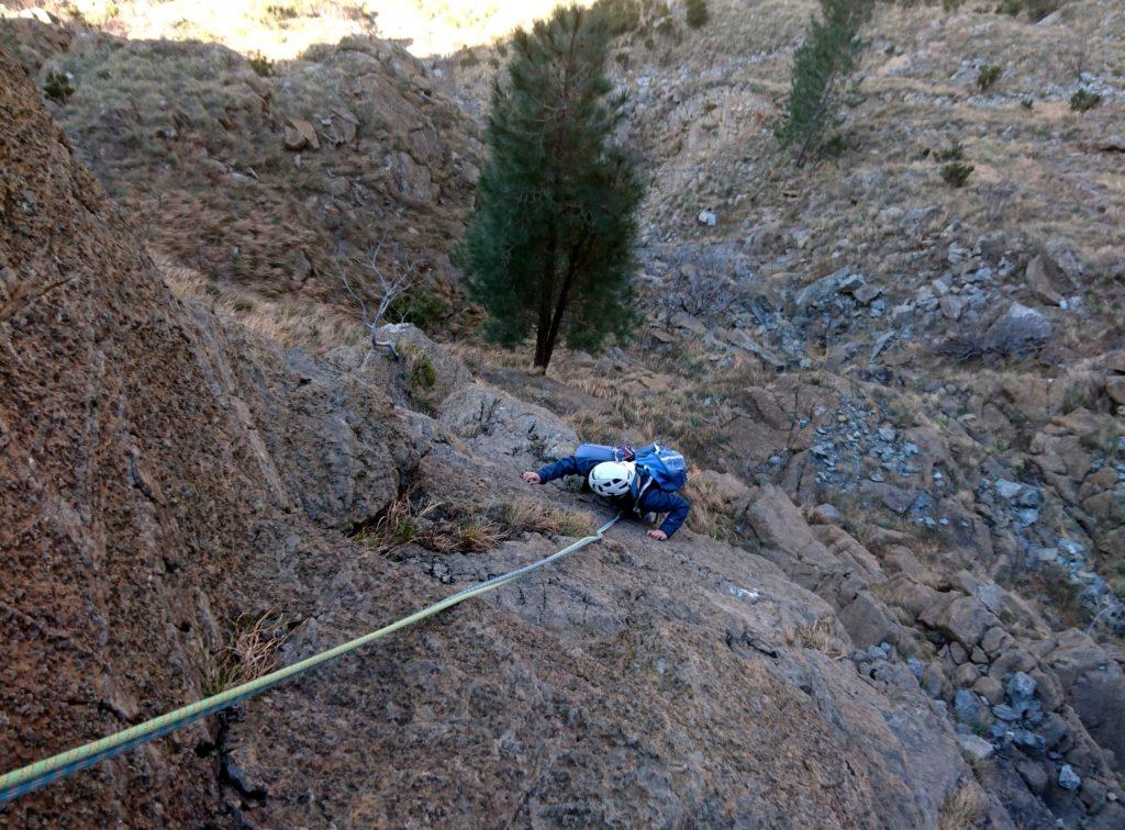 dopo il breve tiro di raccordo su cengia erbosa si arriva a dei chiodi in prossimità dell'albero che si vede sotto: noi abbiamo deciso di salire da qui (probabilmente sbagliando, visto che questa che abbiamo fatto non sembrava proprio una "parete delle clessidre")