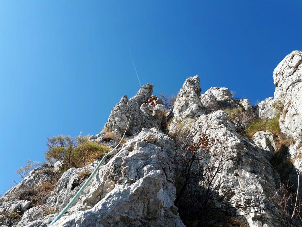 bel tiro (il quarto) alla fine del quale c'è un breve diedro-camino che si più risalire in spaccata o direttamente sul muro di destra