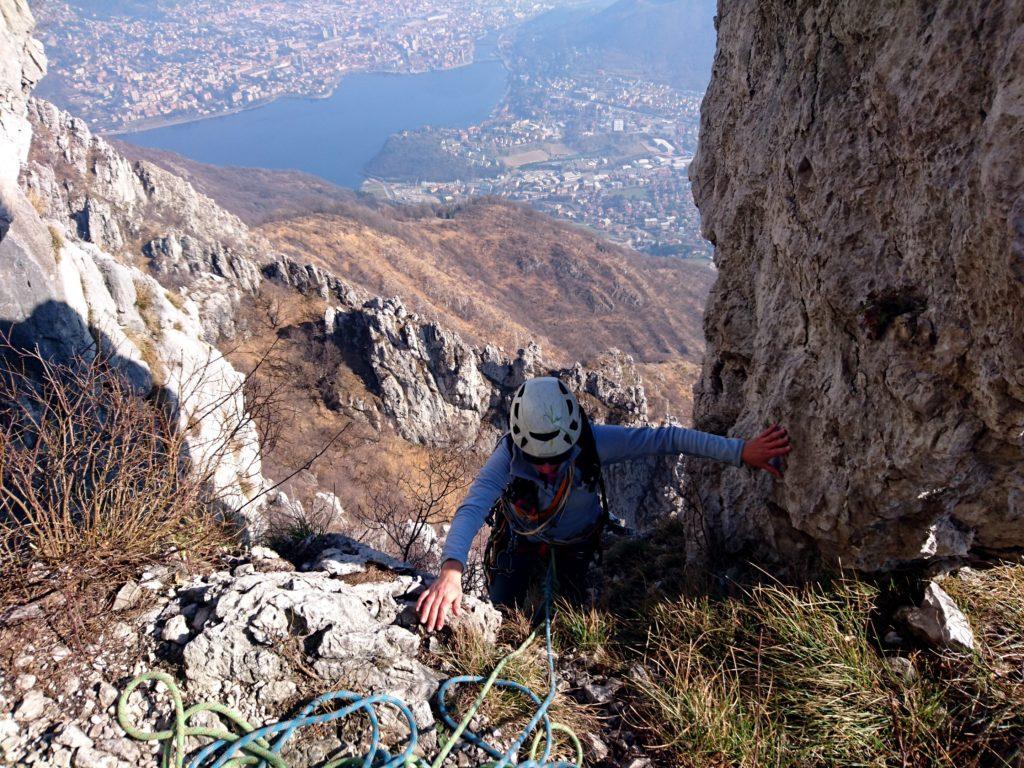 soprattutto superata la metà della via bisogna stare molto attenti a dove si mettono mani e piedi: le rocce sono molto instabili, alcune anche belle grosse!