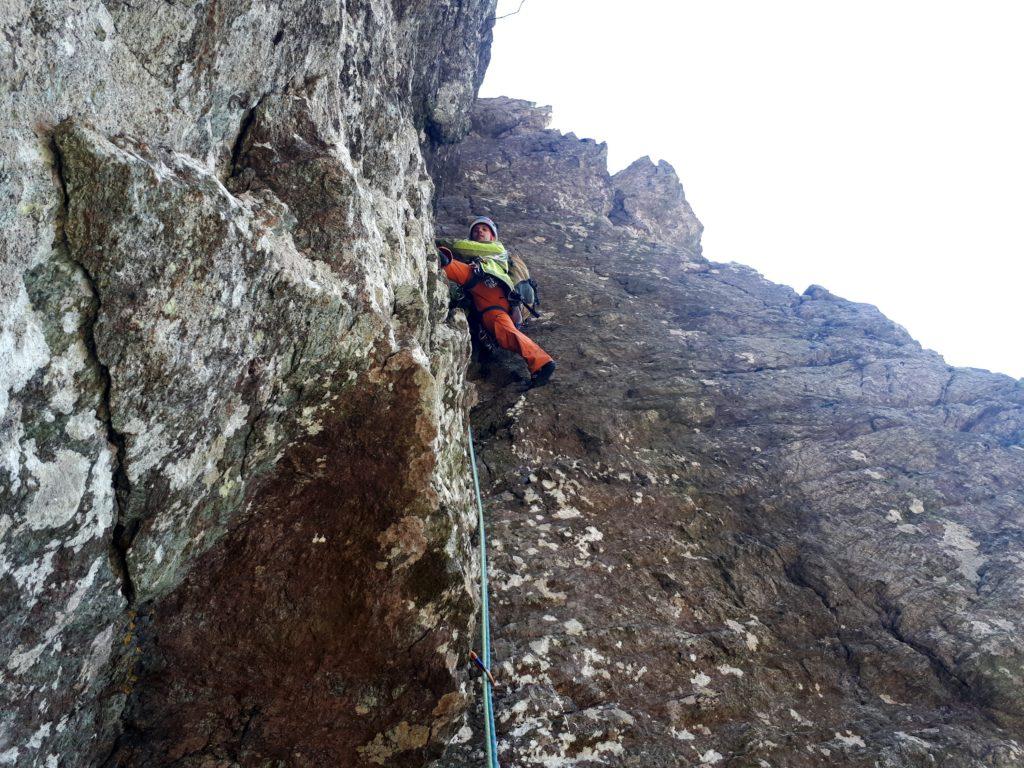 primi passi sul diedro Gozzini... il bianco che vedete non sempre è il colore "naturale" della roccia ;)